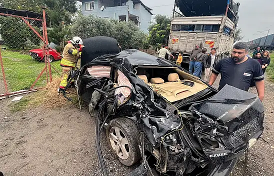 Hemzemin geçitte feci kaza! Yük treni otomobile çarptı