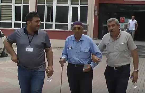 Herkes çocuğunu bekledi o ise babasını: Konyalı dede 81 yaşında YKS'ye girdi!