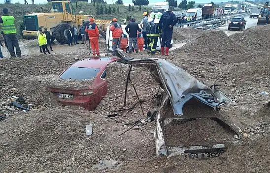  Heyelan arabaları yuttu