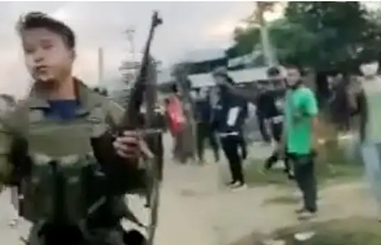 Hindistan'da etnik gruplar çatıştı, çok sayıda ölü var