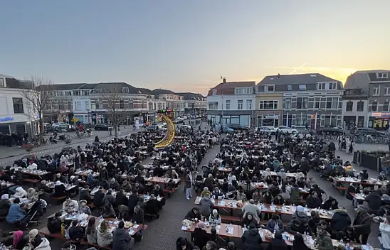 Hollanda'da 1500 kişilik sokak iftarı
