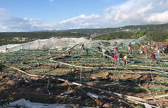 Hortum seraları yıktı, geçti