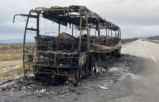 İçinde 23 yolcu bulunan otobüs alev aldı