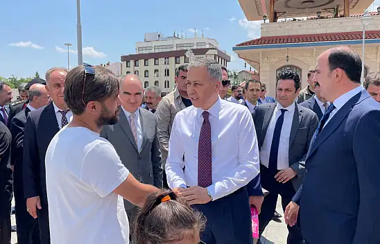 İçişleri Bakanı Ali Yerlikaya, Konya'da vatandaşlarla bayramlaştı