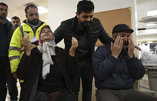 İki aile depremin 261. saatinde enkazdan çıkarılan evlatlarına kavuştu