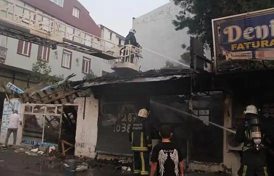 İki iş yeri küle döndü: Canını tehlikeye attı