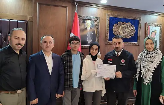 İki kardeşten örnek davranış! Limonata satarak biriktirdikleri parayı Gazze'ye gönderdiler!