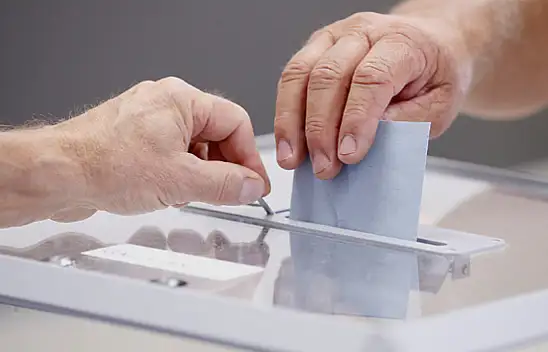 İki kişinin kolunda sandığa gidip oyunu kullandı