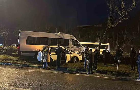 İki otomobil çarpıştı: 3 yaralı