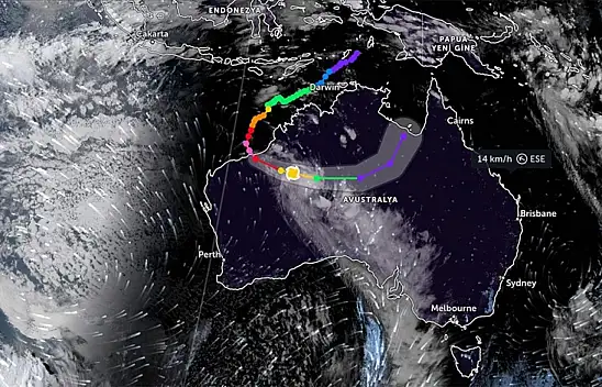 Ilsa Kasırgası karaya ulaştı