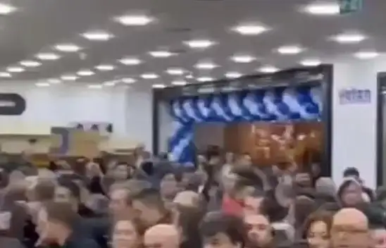 İndirim haberi izdihama neden oldu: Fenalık geçirdiler!