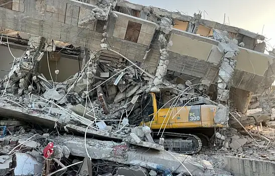 İş makinesinin üzerine bina çöktü. Operatör ağır yaralandı.