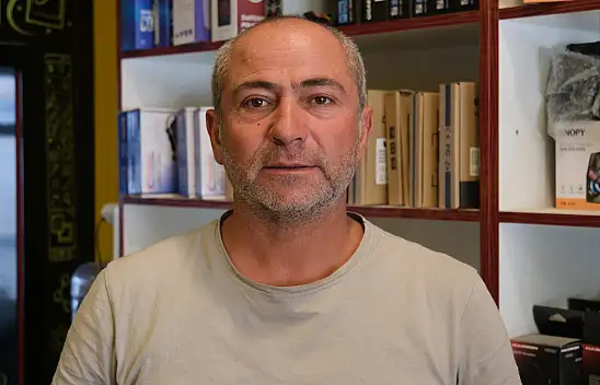 İşçilerin selamladığı yamaç paraşütü pilotu domates tarlasına indi