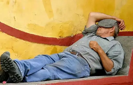 İspanyol Siesta Geleneği: Dinlenmenin Verimliliğe ve Sağlığa Etkileri