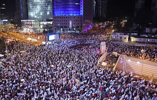 İsrail'de Savunma Bakanı'nın görevden alınmasının ardından insanlar sokağa döküldü