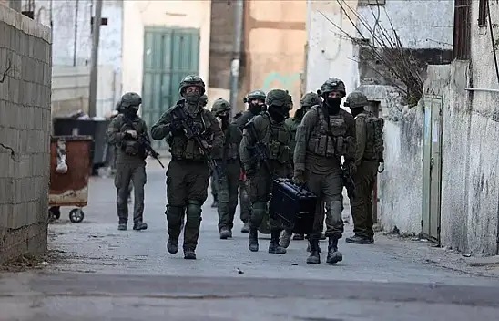 İsrail güçleri yine durmuyor. 4 Filistinliyi yaraladı, 13 kişiyi gözaltına aldı