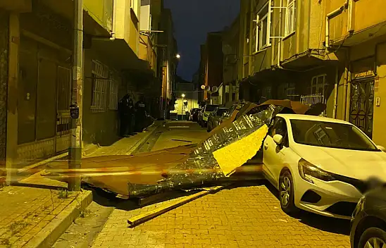 İstanbul'da fırtına sonucu bir evin çatısı uçtu