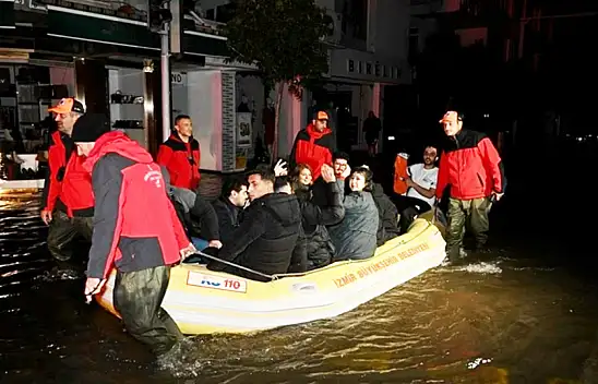 İzmir'de eğlence mekanında mahsur kalan kişiler lastik botla kurtarıldı