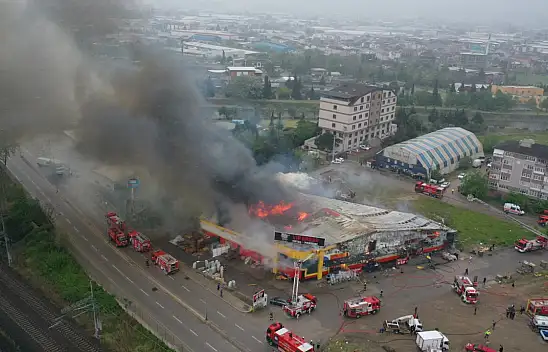İzmit'teki market yangınında itfaiye ekiplerinin müdahalesi sürüyor