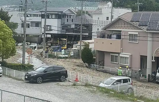 Japonya'da nehirdeki set çöktü, ev ve araçlar sular altında kaldı