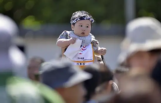 Japonya nüfusun yaşlanmasına karşı çocuk yetiştirmeyi teşvik edecek