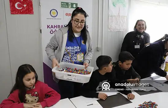 Kahramanmaraş'ta depremzede üniversite öğrencisi Vildan Elif Gönül, çocuklara destek oluyor ve iyileşiyor