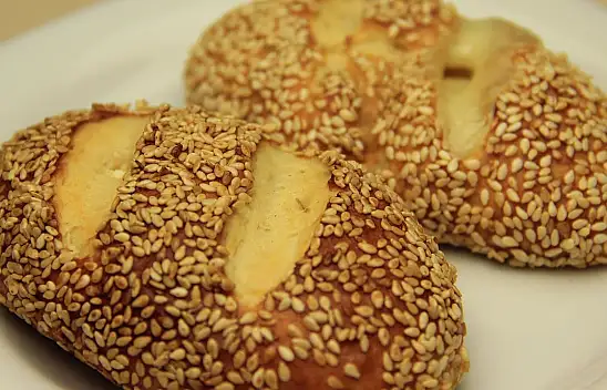 Kahvaltı ve Çay Saatleri İçin Susamlı Kaşarlı Poğaça Nasıl Yapılır?