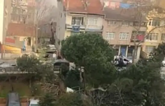 Kaldığı gecekonduyu yaktı