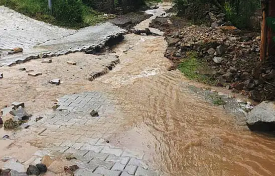 Kaldırım taşları sele dayanamadı