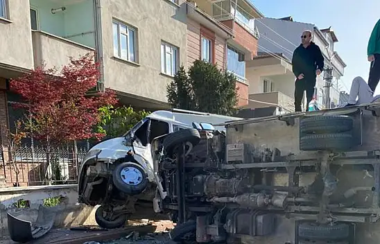 Kamyonet minibüse çarptı: 3 yaralı