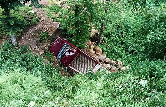 Kamyonet şarampole uçtu: 3 yaralı