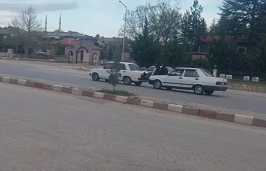Konya'da Kaputa oturup öndeki otomobili ittiler