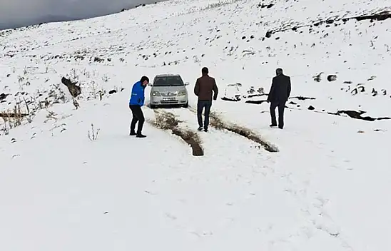 Kar Mayıs ayında yolları kapattı