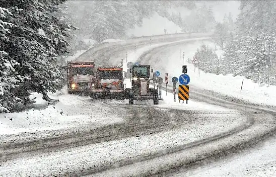 Kar ve tipi hayatı felç etti: 58 köy yolu kapandı!