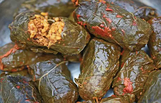 Karadeniz köylüleri yaprak sarmasını böyle pişiriyor Kalem gibi oluyor ve yaprakları asla ayrılmıyor