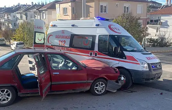 Karaman'da ambulans ile otomobil çarpıştı: 1 yaralı