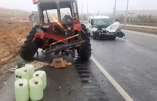 Karaman'da hafif ticari araç traktöre çarptı: 2 yaralı