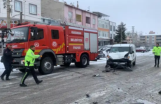 Karaman'da kaza yapan otomobil, tavuk pişirme makinesine çarptı!