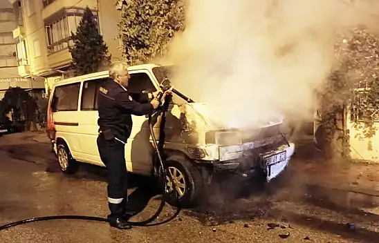 Karaman'da park halindeki araç yandı