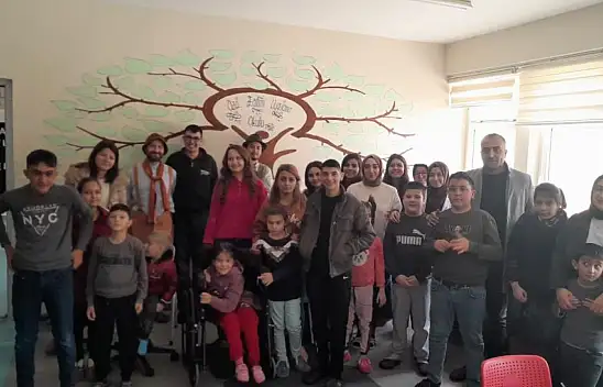 Karapınar'da öğrenciler, Çat Kapı Sınıf Tiyatrosu'nu büyük bir hayranlıkla izledi!