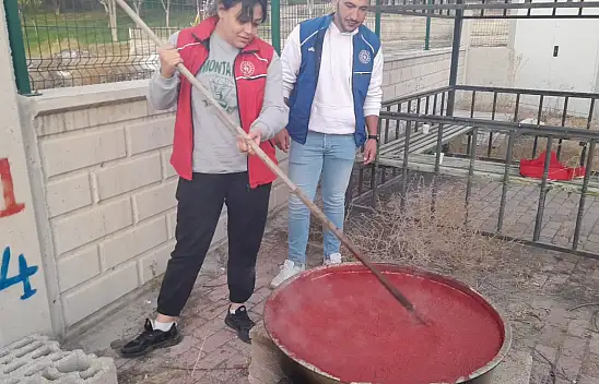 Karapınar'da yetiştirilen domatesler salça yapılarak ihtiyaç sahibi ailelere dağıtılıyor