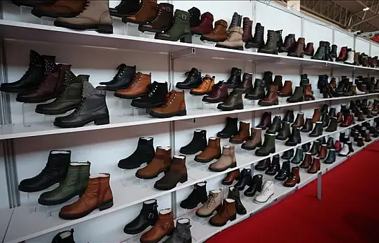 Karne alan binlerce öğrenciye ayakkabı hediyesi