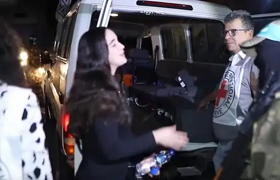 Kassam Tugayları ve İsrailli esirlerin samimi vedalaşması dikkat çekti