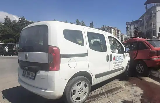 Kavşakta otomobille hafif ticari çarpıştı