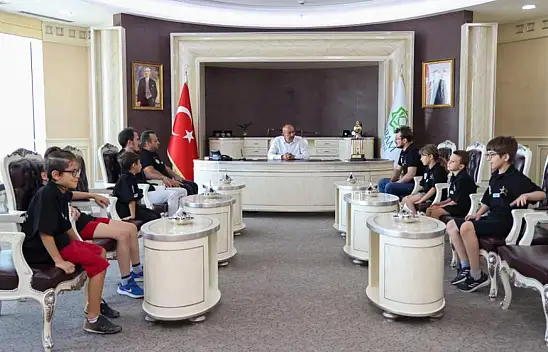 Kavuş, minik satranç oyuncularıyla bir araya geldi