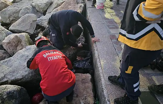 Kayalıklara sıkışan çocuk korkuttu: İtfaiye seferber oldu!
