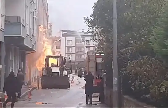 Kazı çalışmasında doğalgaz borusu patladı: Ortalığı alevler sardı!