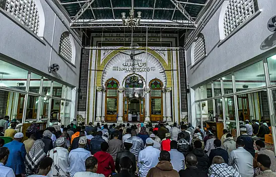 Kenya'da yaşayan Müslümanlar, Kadir Gecesi'ni idrak etmek için cami avlusunda toplandı