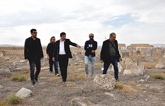 Kılca Obruk Mezarlığı'nda incelemelerde bulundu