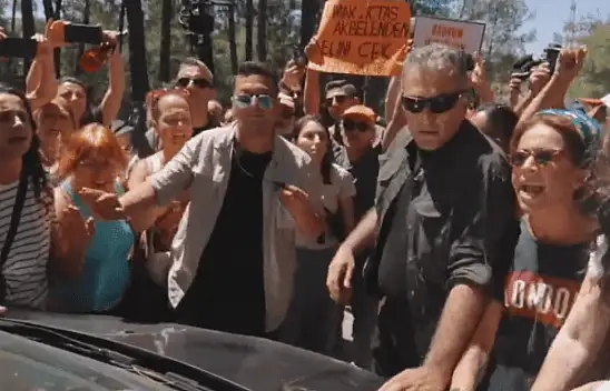 Kılıçdaroğlu protesto edildi! Araçla bölgeden uzaklaştı